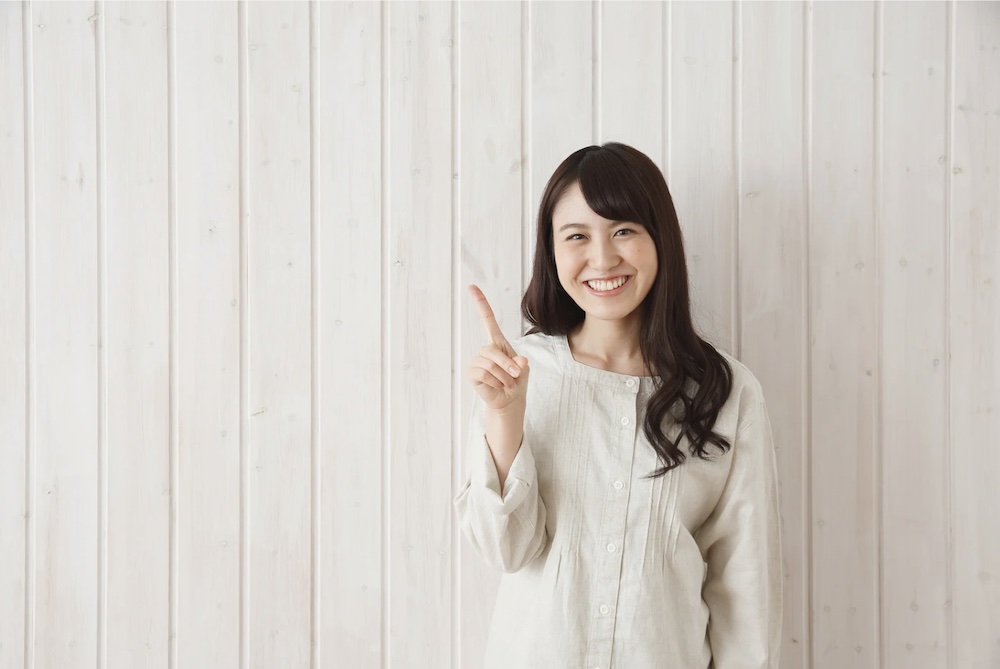 確定申告の手順を紹介する女性