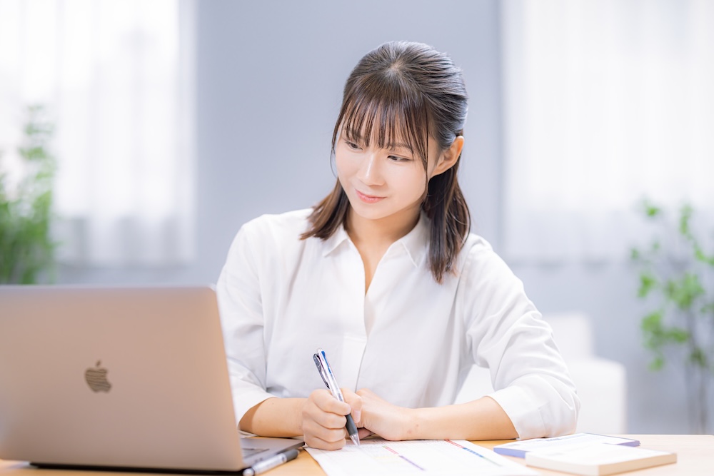 確定申告書を作る女性